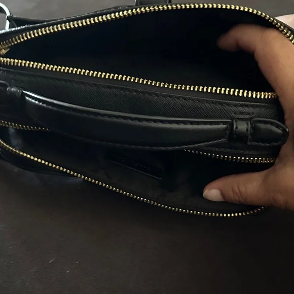 Michael Kors Elegant Black Crossbody Bag - Picture 5 of 13